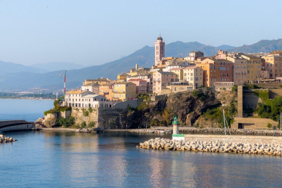 Var ska man bo i Bastia? De bästa hotellen och områdena i alla prisklasser