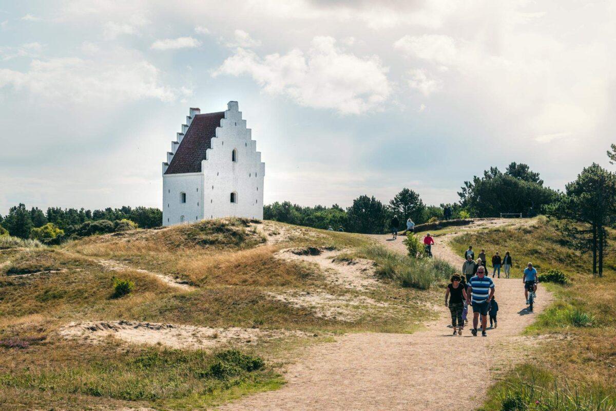 Den tilsandede kirke reseguide: Så besöker du Sankt Laurentii kyrka i Skagen