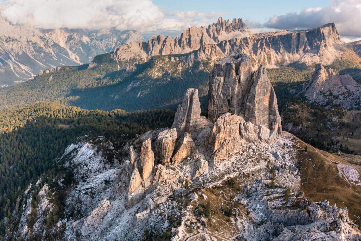 18 bästa vandringar och utsiktspunkter i Dolomiterna (för alla svårighetsgrader och distanser)