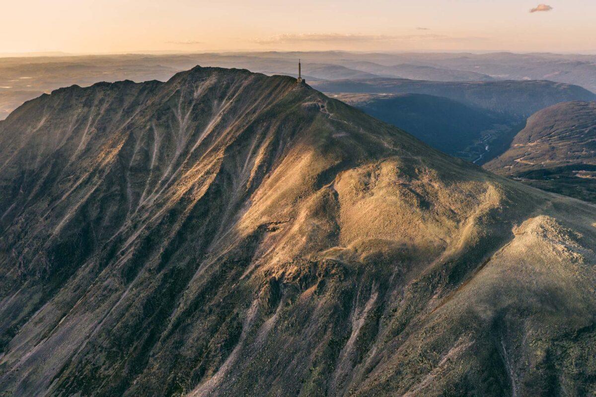 Vandringsguide till Gaustatoppen: Så besöker du toppen och alla vandringsleder