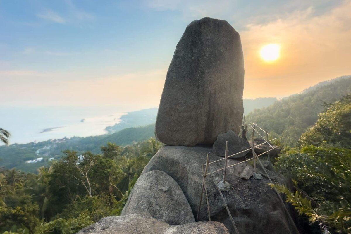 Reseguide till Overlap Stone 1 + 2 på Koh Samui: Så besöker du dem och vad du kan förvänta dig