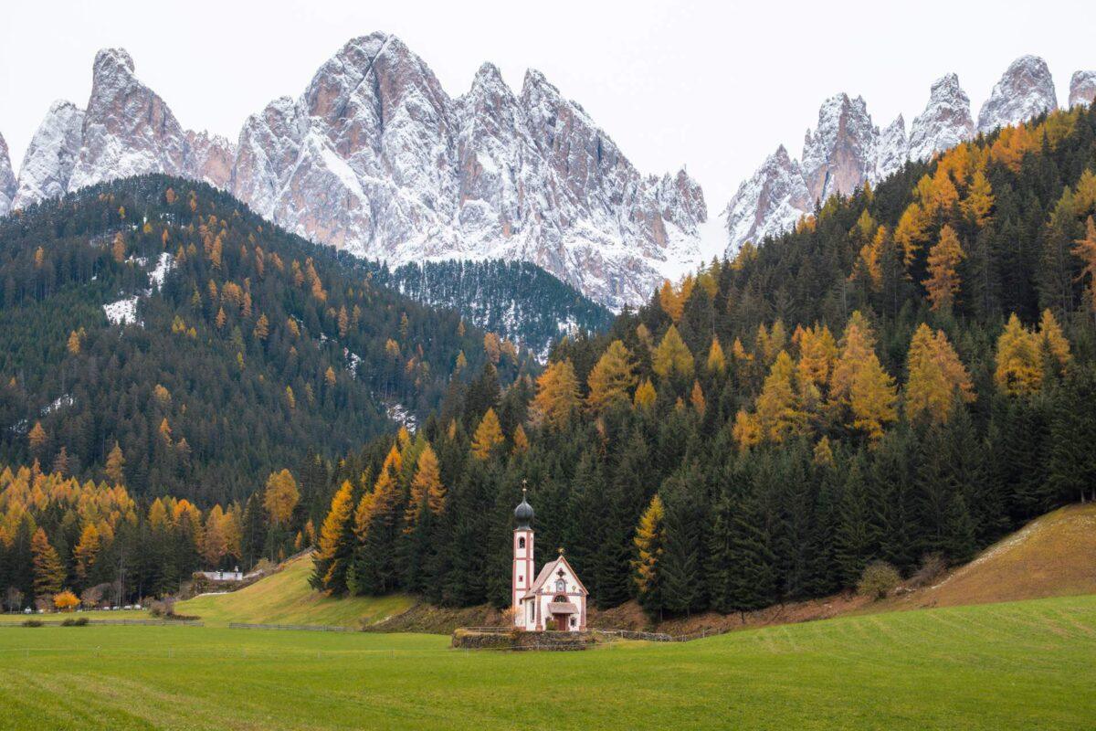 San Giovanni i Val di Funes reseguide: Så besöker du Dolomiternas mest ikoniska kyrka